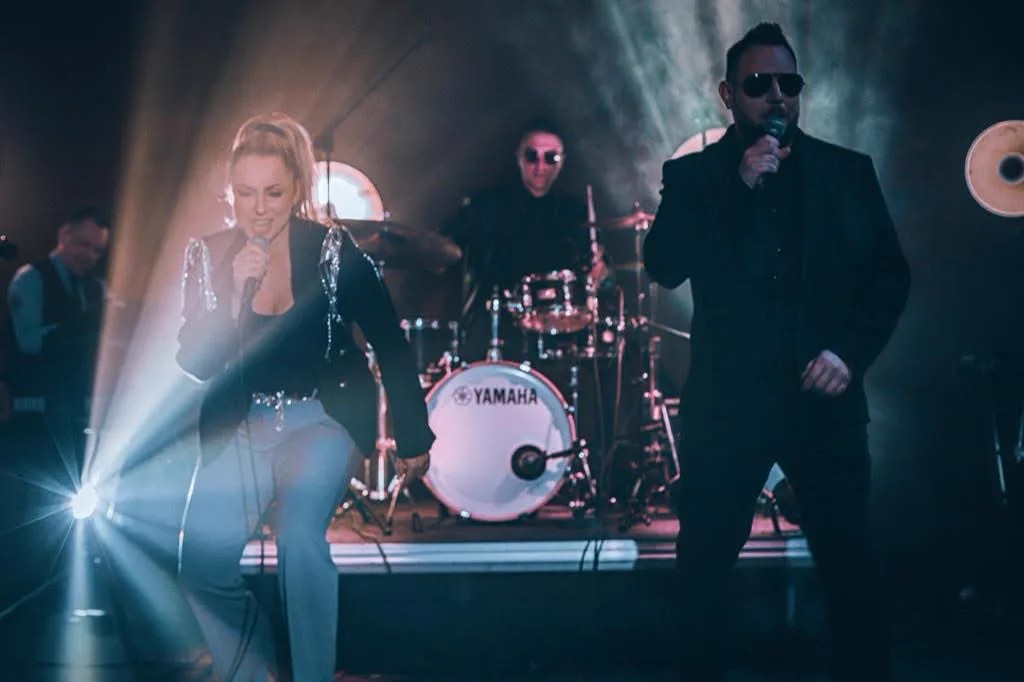 Supersonic coverband podczas koncertu z pełnym oświetleniem scenicznym