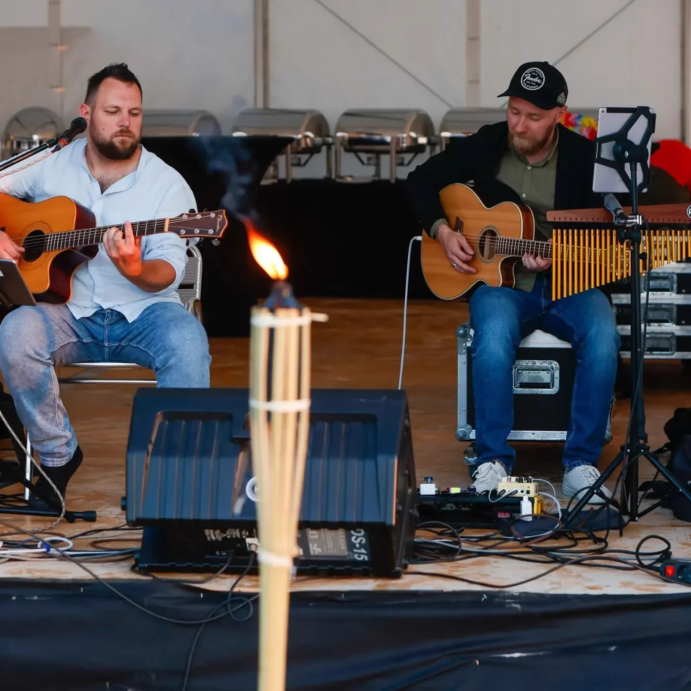 Komar Duo podczas akustycznego występu na dwóch gitarach